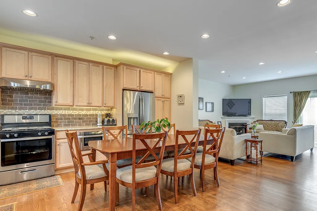 3 bed, 3.5 bath, 1760 sqft, $4,900 — Photo 4