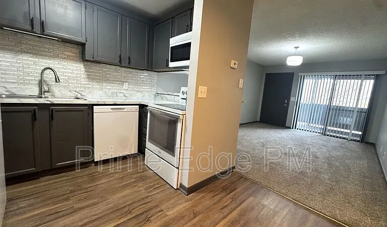 1121 N 28th St #12 — Photo 1