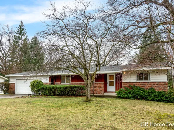 2640 Rockhill Dr NE, Grand Rapids, MI 49525