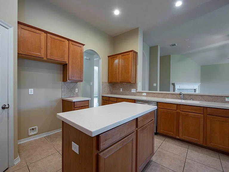 1208 Pisana — Photo 18