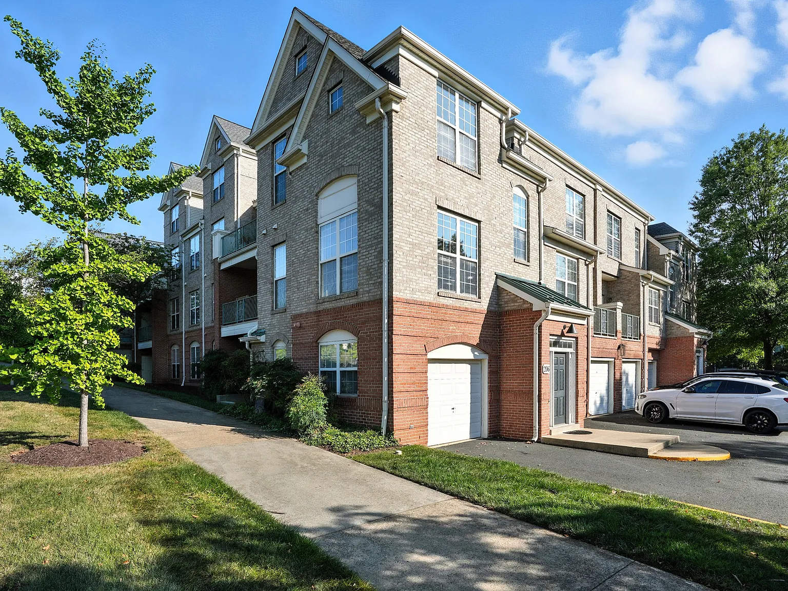 3 bed, 2.5 bath, 1702 sqft, $3,800 — Photo 3