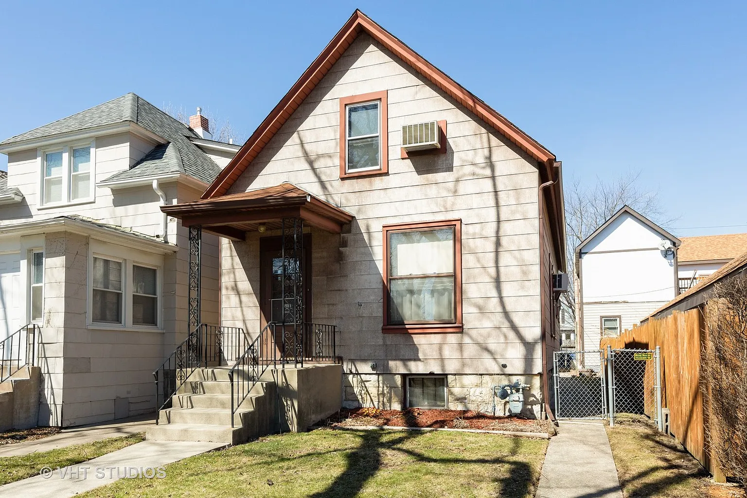 2504 Lewis St photo 1