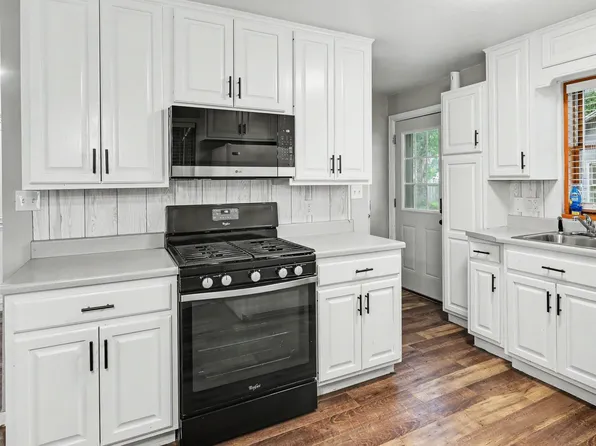 914 W 5th St, Pella, IA 50219