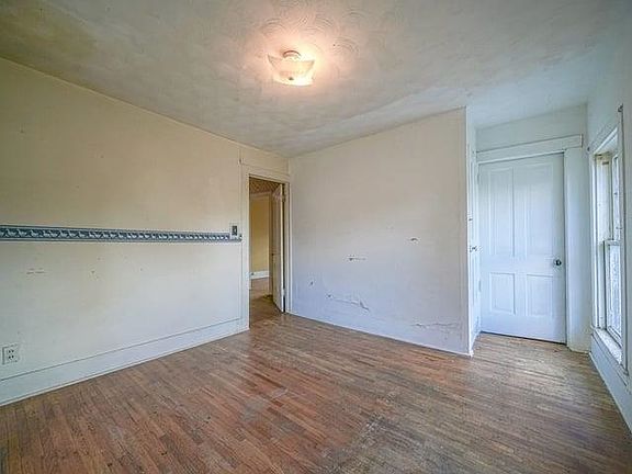 5th image of 904 N 3rd St