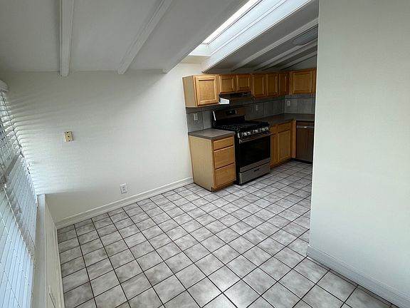 5th image of 440 Olive St