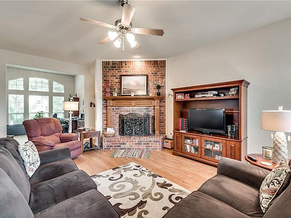4th image of 1217 Blue Brook Dr