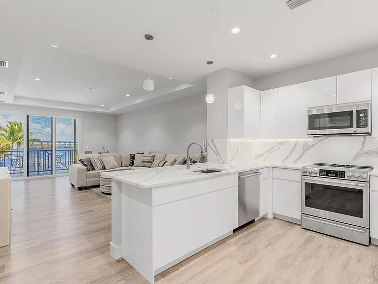 41 SW Seminole St #305 — Photo 6