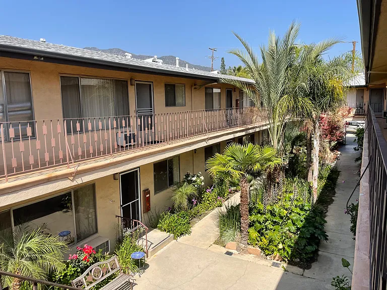 4425 Ocean View Blvd — Photo 10