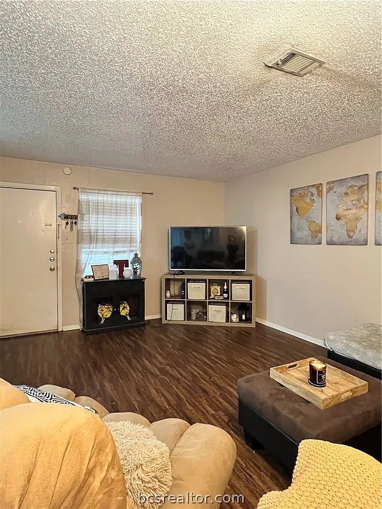2 bed, 857 sqft, $1,050 — Photo 2