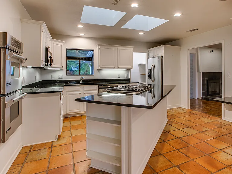 5815 Walnut Hill Ln — Photo 31