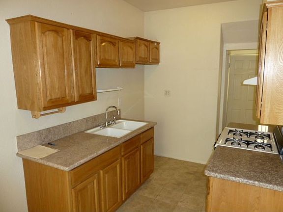 4th image of 1124 Huntington Dr APT D