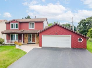 10 Foxshire Cir, Rochester, NY 14606