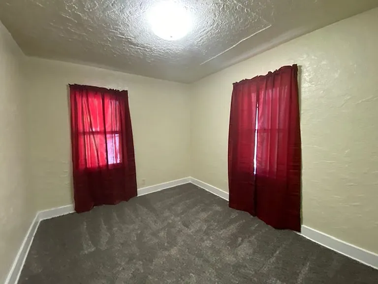818 Justin Ave — Photo 5