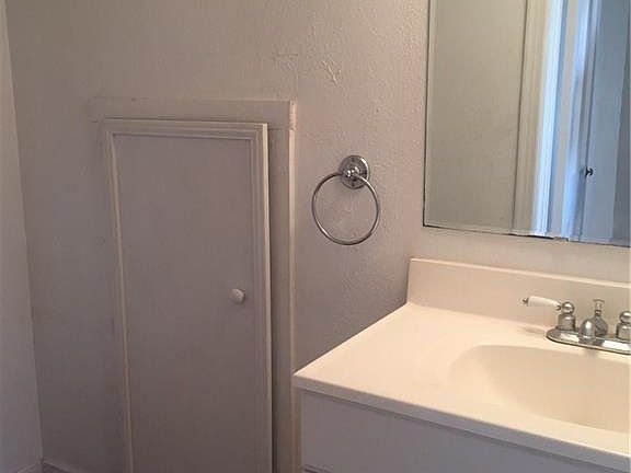 4th image of 4131 Normandy Ave