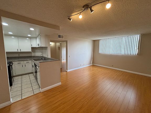 2nd image of 2345 Merton Ave #2B-2Ba-850Sqft