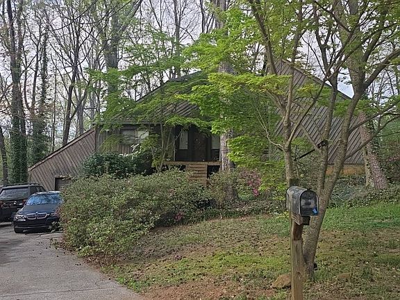 3rd image of 3209 Cedar Bluff Dr NE