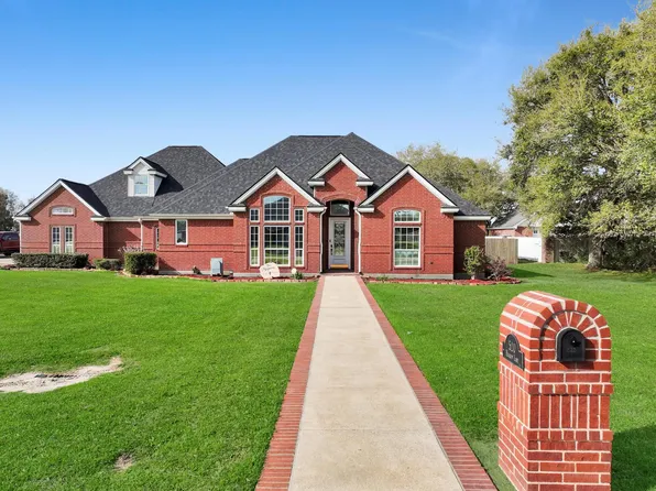 520 Meadow Ln, Winnie, TX 77665