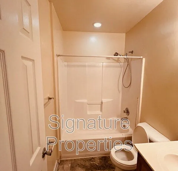 555 Fairfax Ave #C — Photo 22