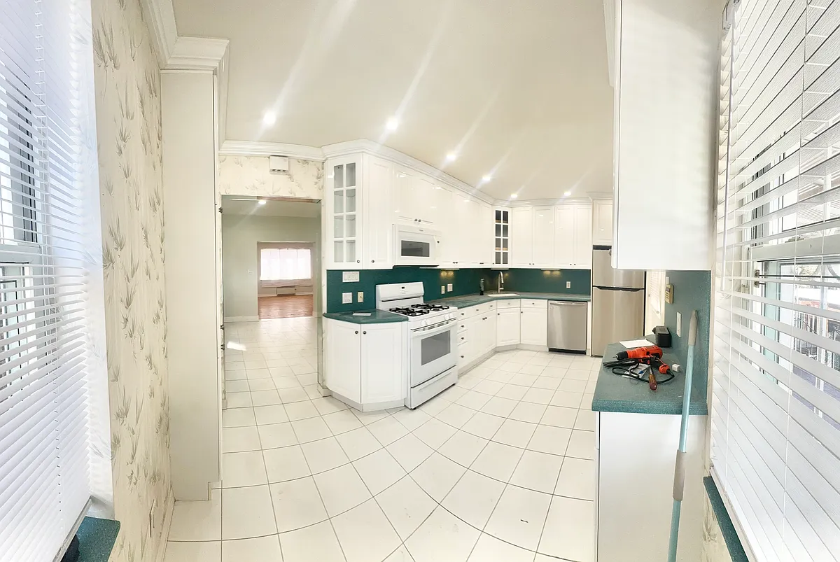 Building Photo - 1830 E 29th St #1