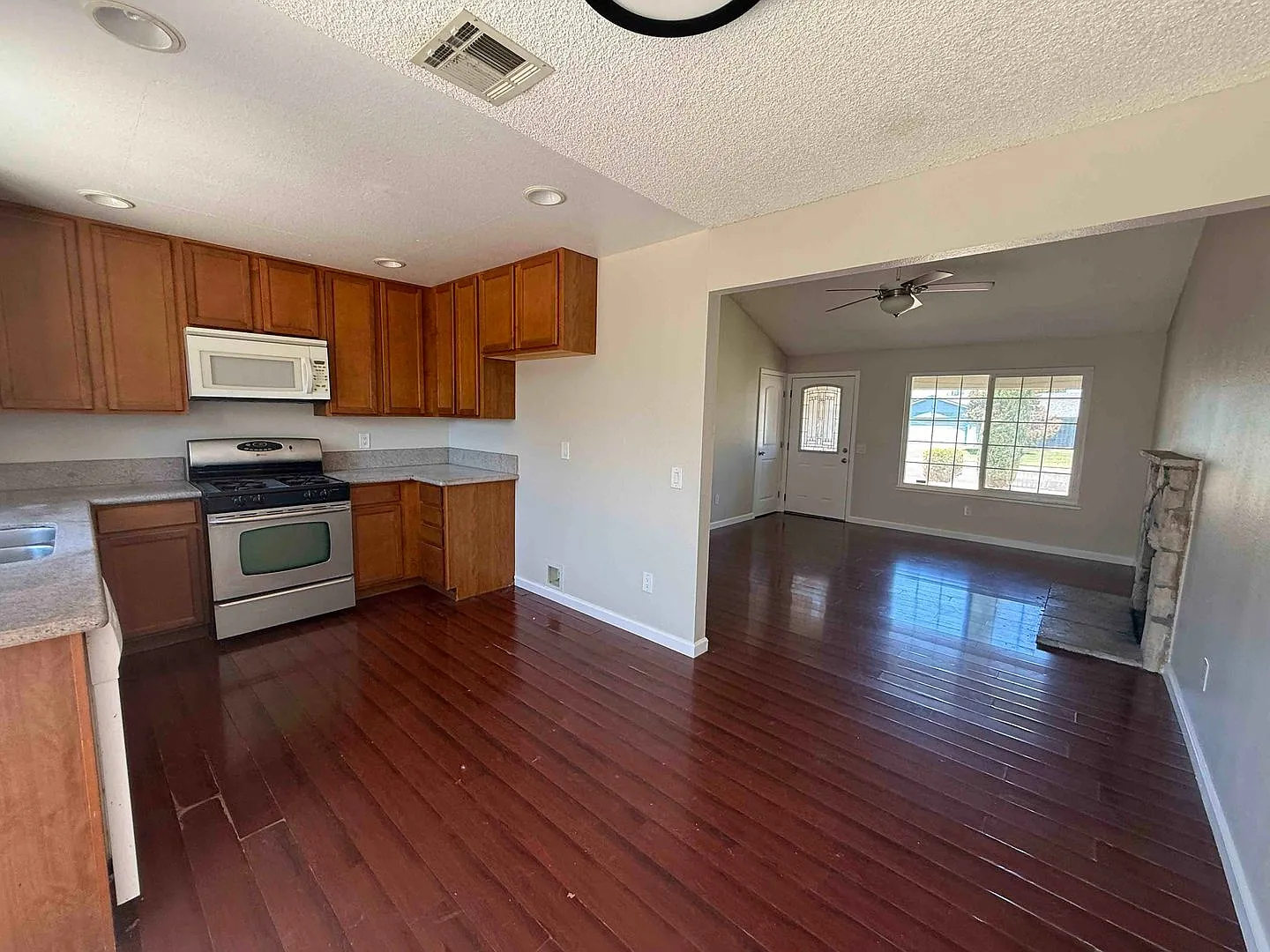 Single Story 4 Bedroom — Photo 3