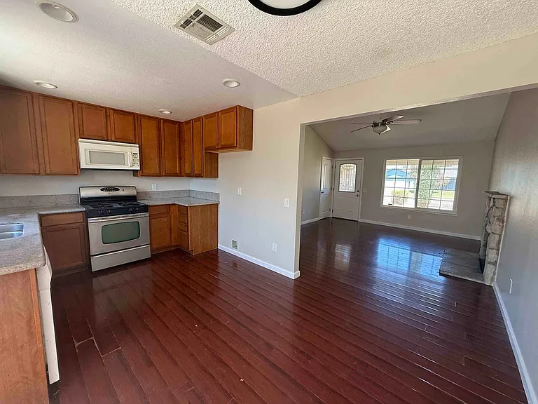 1 Deertree Ct — Photo 3