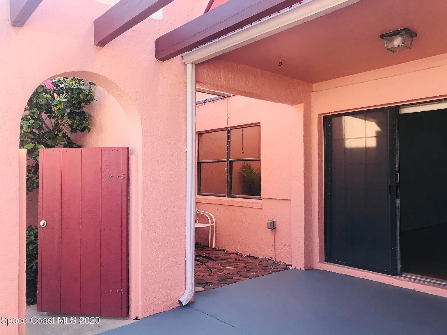2 bed, 2.0 bath, 996 sqft, $1,895 — Photo 2