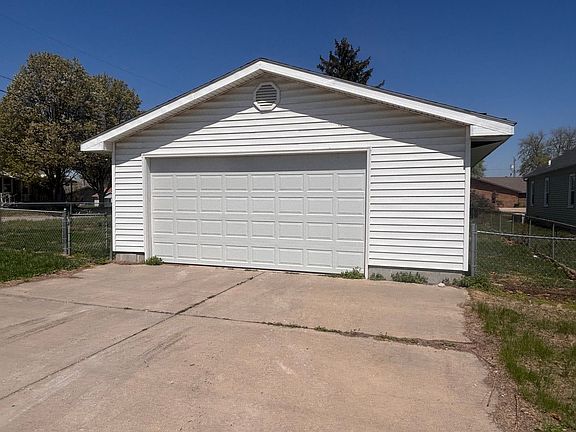 3rd image of 1927 Avenue E