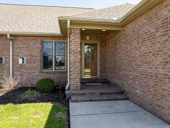3rd image of 19 Deercross Dr