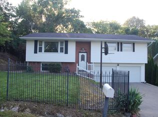 1529 Spring Valley Ln, Clinton, IA 52732