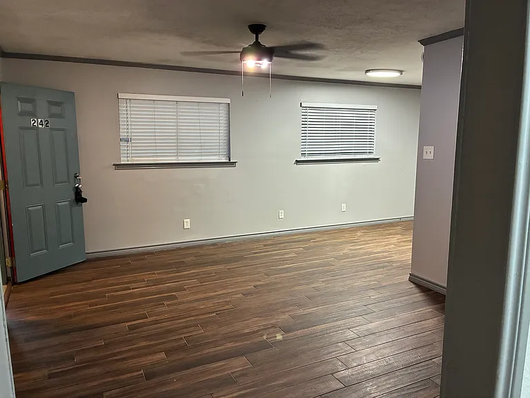 240 Turner Ln #242 — Photo 6