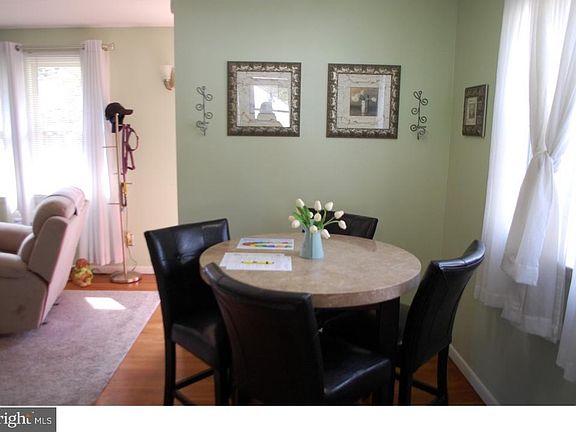 4th image of 313 New York Ave