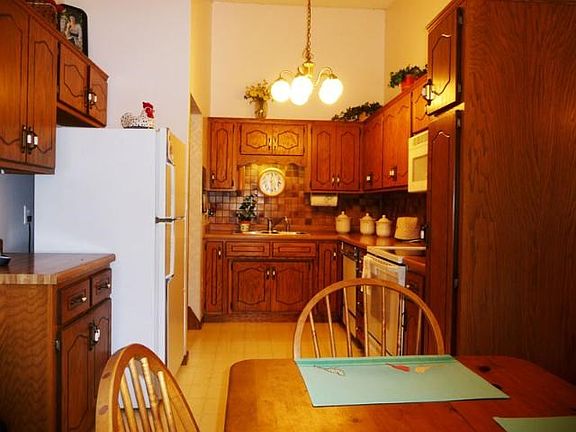 Vaulted ceilings in the kitchen!