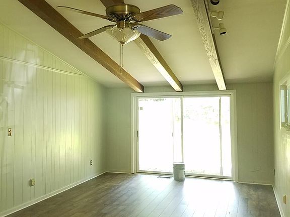 4th image of 1086 Lynmoor Dr NE