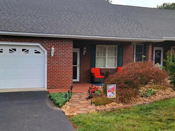 2710 Feather Garden Cir, Vinton, VA 24179