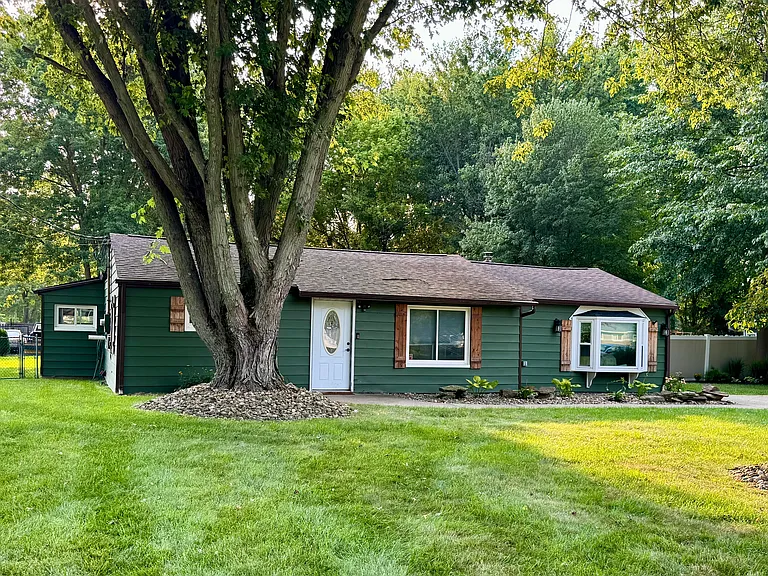 12755 Vincent Dr — Photo 3