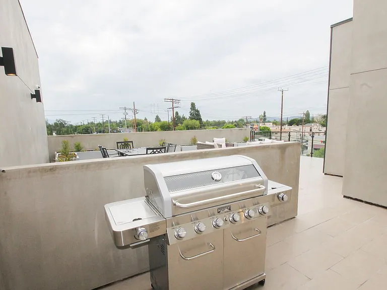 13713 Oxnard St — Photo 13