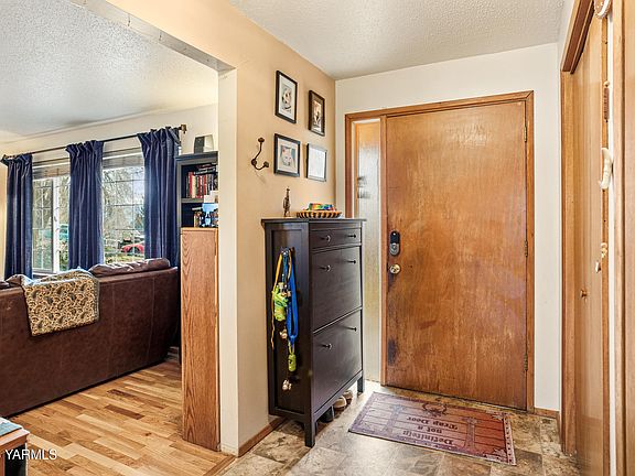 2nd image of 880 Lancaster Rd