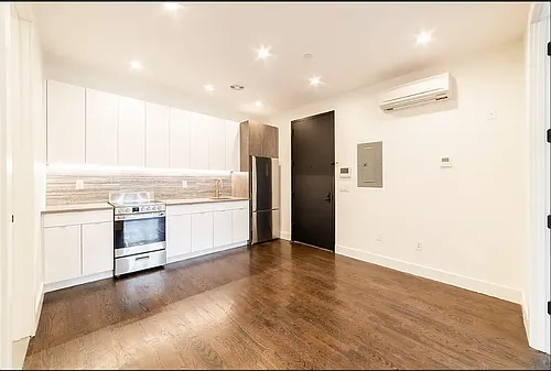 146 Erasmus St Photo 1