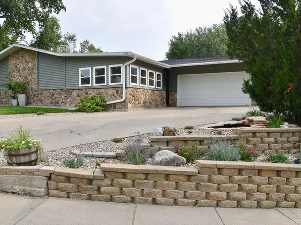 203 Neltom Dr, Pierre, SD 57501