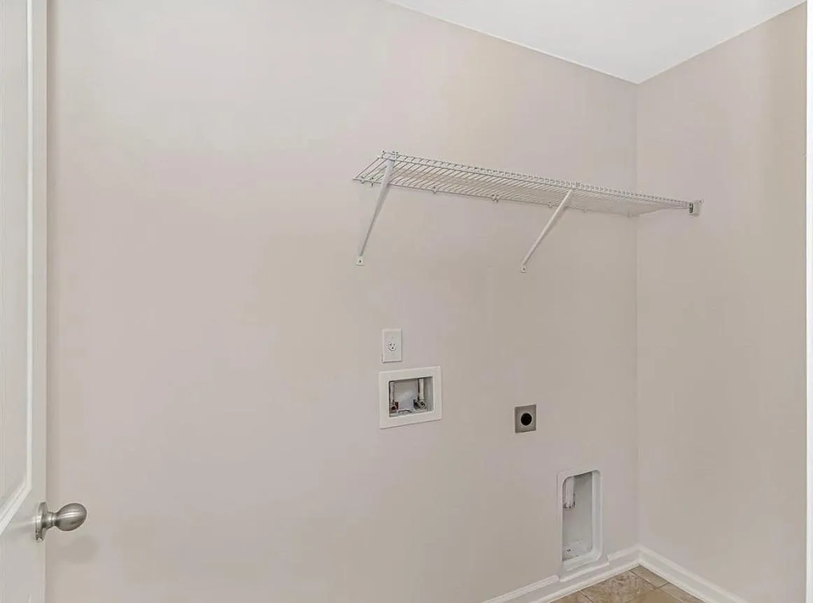 4 bed, 3.5 bath, 1900 sqft, $2,300 — Photo 1