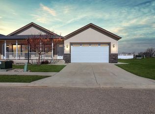 815 40th St E, Williston, ND 58801