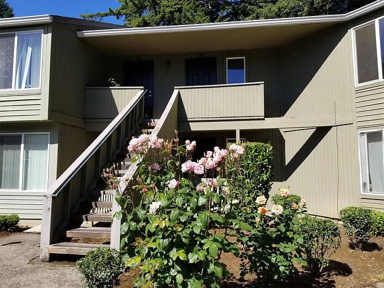 252 NE Kane Dr — Photo 10