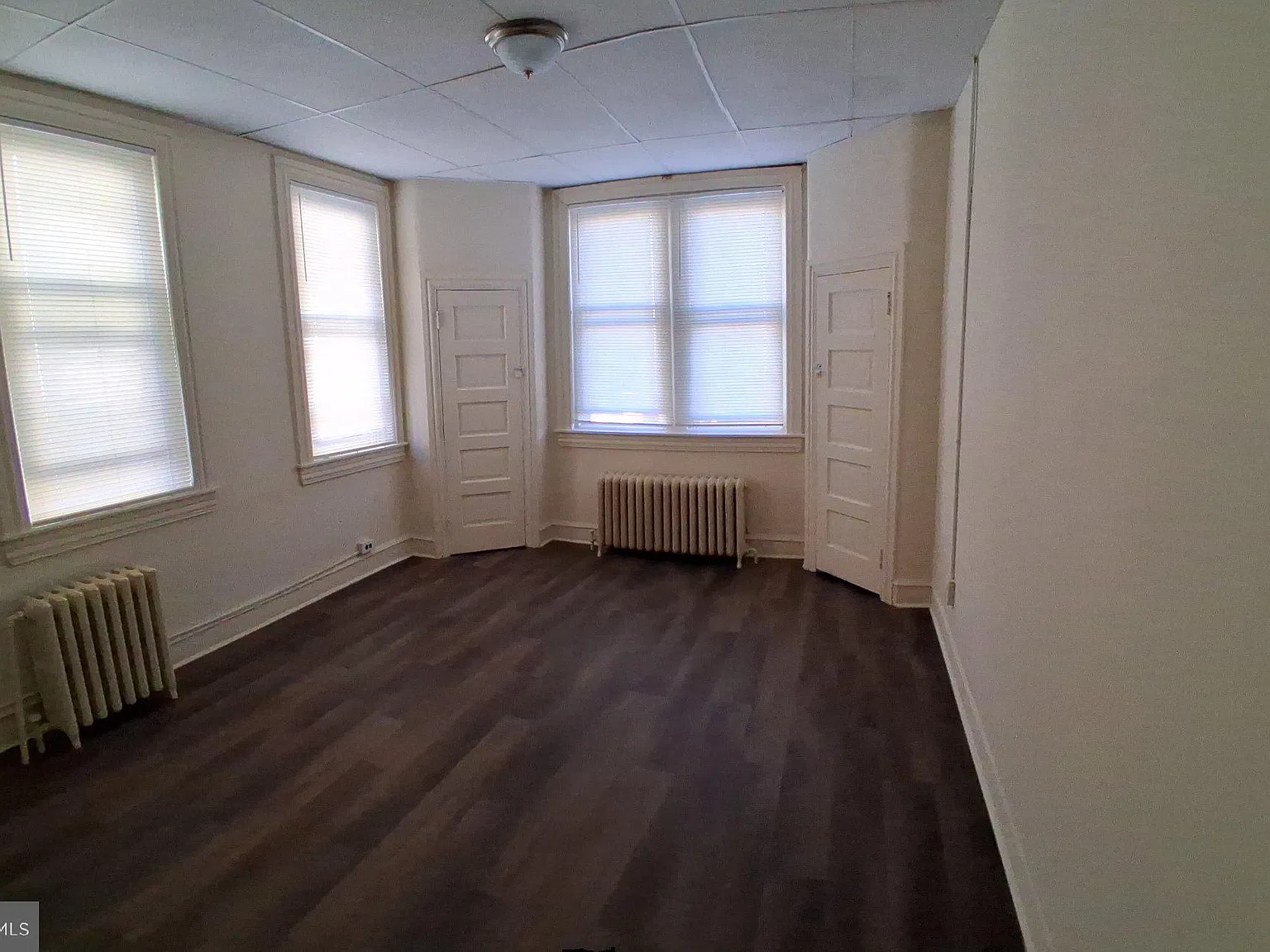 2 bed, 1.0 bath, 1944 sqft, $1,400 — Photo 2