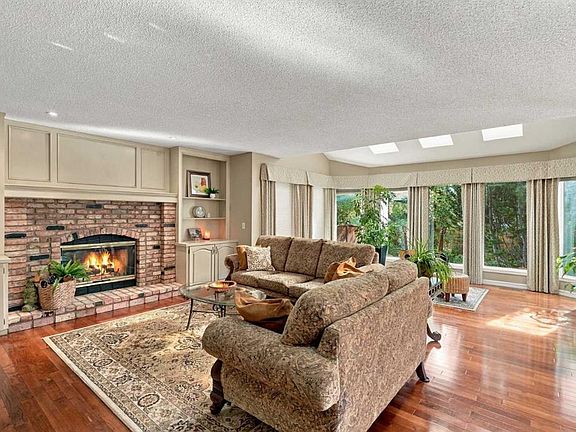 4th image of 21 N Mount Robson Close SE