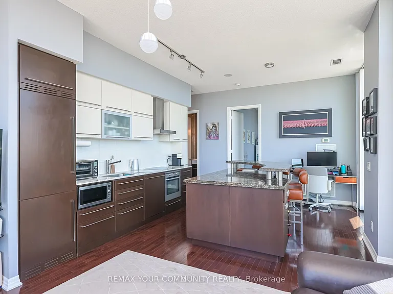 770 Bay St #Penthouse 101 — Photo 13