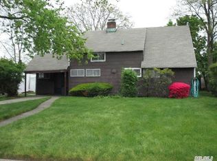 3 Cross Ln, Levittown, NY 11756