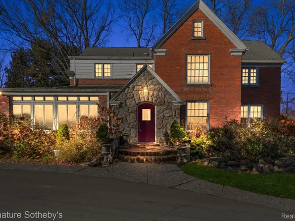 3123 Delta River Dr, Lansing, MI 48906