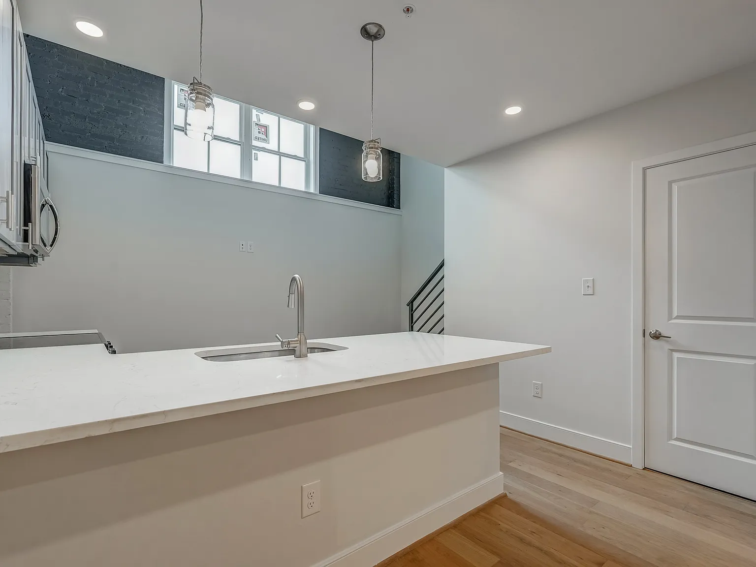 2 bed, 1033 sqft, $2,175 — Photo 3
