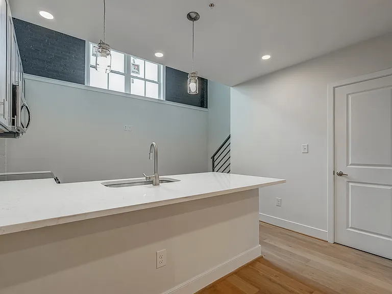 4028 Macarthur Ave #5 — Photo 3