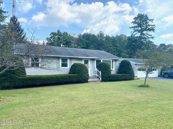 8 Wintergreen Road, Queensbury, NY 12804